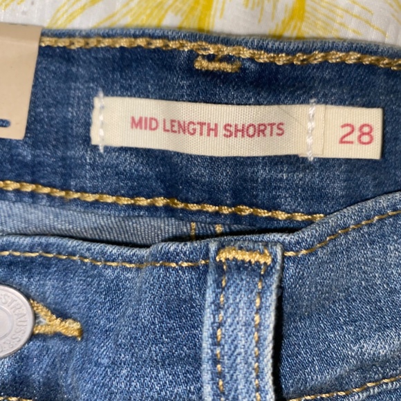 Levi’s Mid Length Shorts - Picture 3 of 4